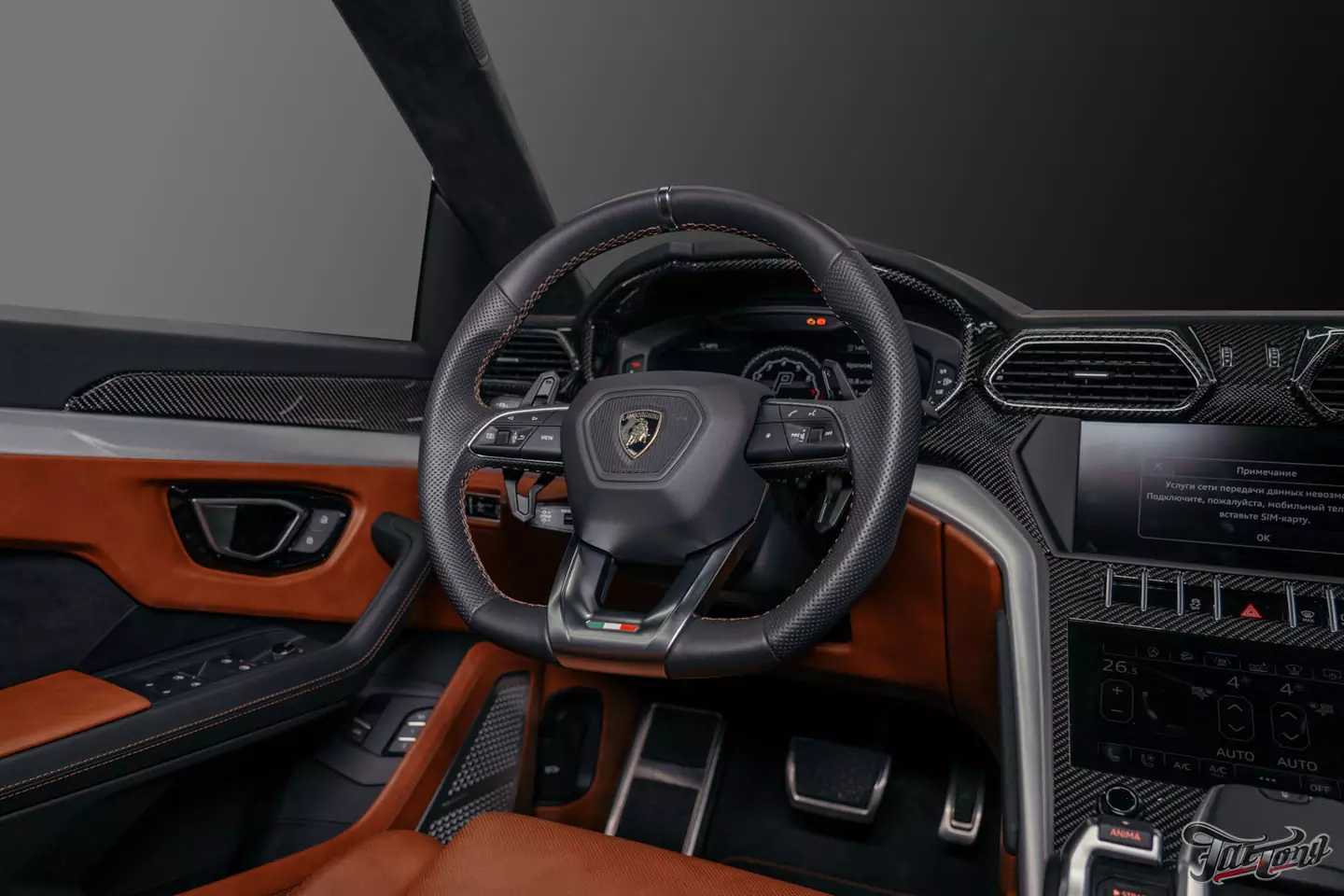 Ламинация элементов салона карбоном в шикарном Lamborghini Urus